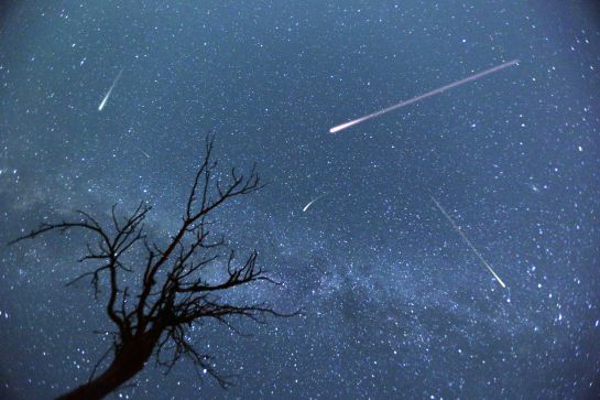 Ambos fenómenos proceden del mismo punto en el cielo y los nombres provienen de la constelación de Perseo. Ambos fenómenos proceden del mismo punto en el cielo y los nombres provienen de la constelación de Perseo.