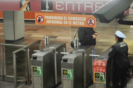 El comercio informal si está prohibido y constantemente las autoridades correspondientes realizan operativos El comercio informal si está prohibido y constantemente las autoridades correspondientes realizan operativos