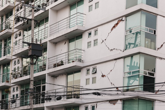 En caso de que tu hogar tenga grietas que los pongan en riesgo deben abandonar la construcción hasta que no sea revisa por un profesional En caso de que tu hogar tenga grietas que los pongan en riesgo deben abandonar la construcción hasta que no sea revisa por un profesional