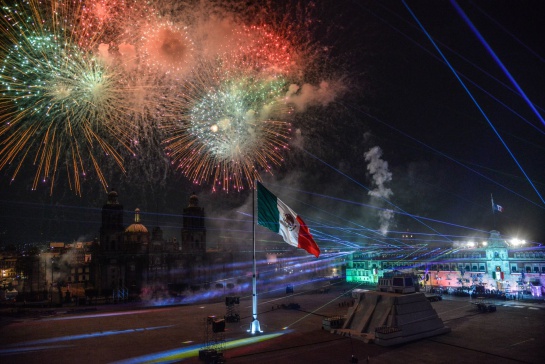 El espectáculo de pirotecnia iluminó un vacío Zócalo de la Ciudad de México. El espectáculo de pirotecnia iluminó un vacío Zócalo de la Ciudad de México.
