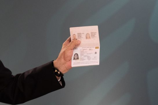 El nuevo diseño del pasaporte de los menores de edad contará con la fotografía del padre o tutor y la impresión de sus datos biométricos. El nuevo diseño del pasaporte de los menores de edad contará con la fotografía del padre o tutor y la impresión de sus datos biométricos.