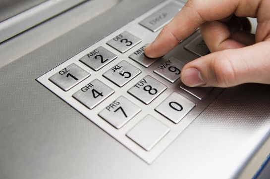 Al momento de hacer un retiro no olvides cubrir el teclado con tu mano al digitar tu Número de Identificación Personal (NIP) Al momento de hacer un retiro no olvides cubrir el teclado con tu mano al digitar tu Número de Identificación Personal (NIP)