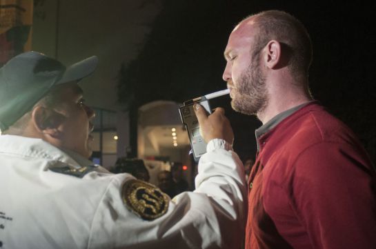 El límite de alcohol en la sangre para una persona es de 0.40 grados. El límite de alcohol en la sangre para una persona es de 0.40 grados.