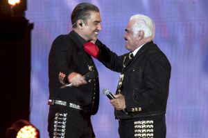 Alejandro Fernández vuelve al escenario tras la muerte de su padre Alejandro Fernández vuelve al escenario tras la muerte de su padre