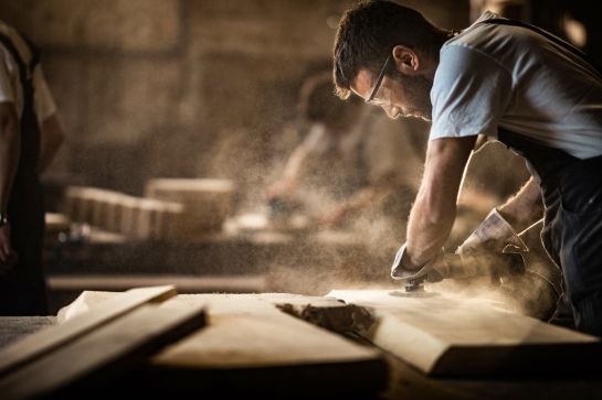 Con conocimientos en transformación en madera y fabricación de pisos de madera para remolques de furgonetas y tráilers. Con conocimientos en transformación en madera y fabricación de pisos de madera para remolques de furgonetas y tráilers.