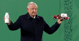Presidente Andrés Manuel López Obrador muestra "muñequitos" en "La Mañanera: Presume Andrés Manuel obsequios de #AMLOvers Presidente Andrés Manuel López Obrador muestra "muñequitos" en "La Mañanera: Presume Andrés Manuel obsequios de #AMLOvers