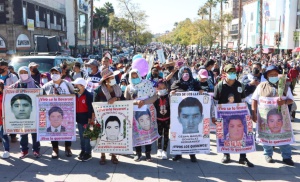 Acuden familiares de los 43 de Ayotzinapa a la Basílica de Guadalupe Acuden familiares de los 43 de Ayotzinapa a la Basílica de Guadalupe