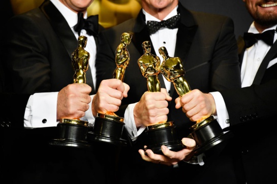 Guillermo del Toro se hace presente en estos premios junto con el también director, Carlos López Guillermo del Toro se hace presente en estos premios junto con el también director, Carlos López