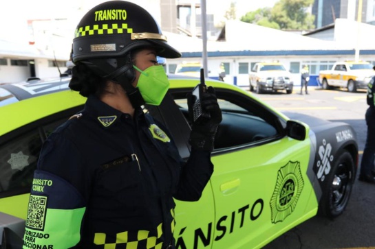 Foto de policia con nuevo uniforme para multas Foto de policia con nuevo uniforme para multas