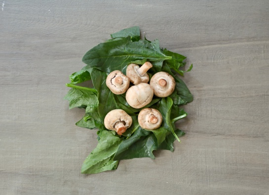 Los champiñones y espinacas son verduras ideales en una dieta para la diabetes. Los champiñones y espinacas son verduras ideales en una dieta para la diabetes.