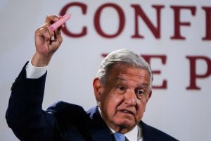 Firma decreto para evitar venta de vapeadores y cigarros electrónicos Firma decreto para evitar venta de vapeadores y cigarros electrónicos