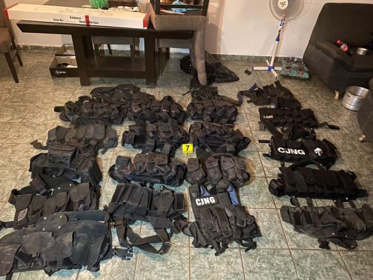 Detienen a presuntos integrantes del CJNG con un arsenal de armas Detienen a presuntos integrantes del CJNG con un arsenal de armas