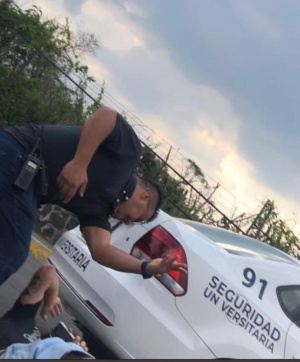 El estudiante fue sometido por guardia de seguridad de la UNAM. El estudiante fue sometido por guardia de seguridad de la UNAM.
