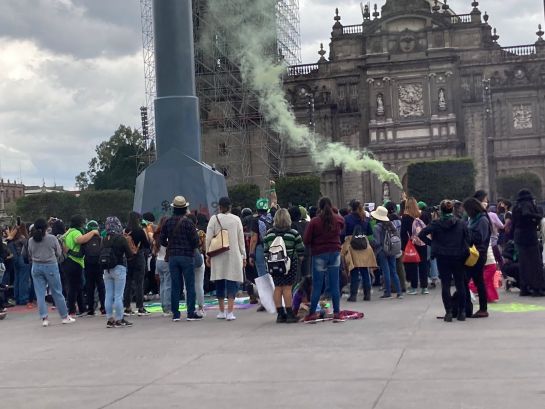 Colectivos feministas marchan a favor del aborto legal y seguro en CDMX Colectivos feministas marchan a favor del aborto legal y seguro en CDMX