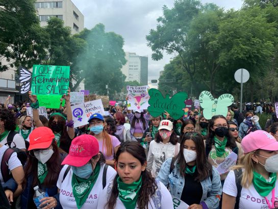Colectivos feministas marchan a favor del aborto legal y seguro en CDMX Colectivos feministas marchan a favor del aborto legal y seguro en CDMX