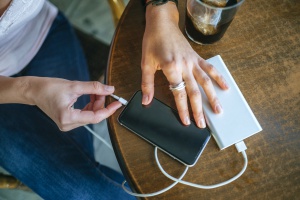 Apple tendrá que adaptarse, Europa aprobó el cargador único USB-C Apple tendrá que adaptarse, Europa aprobó el cargador único USB-C