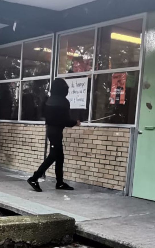 Vandalizan encapuchados CCH Sur Vandalizan encapuchados CCH Sur