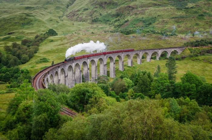 El puente de la vía férrea se localiza en Glenfinnan, Escocia (sí, es el de Harry Potter)