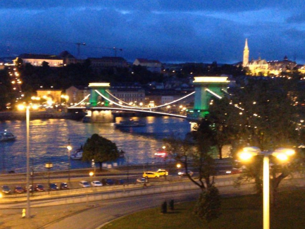 Puente de las corrientes en Budapest, Hungría Puente de las corrientes en Budapest, Hungría