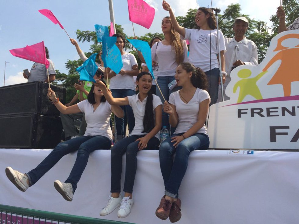 Marchan en México a favor y en contra del matrimonio igualitario