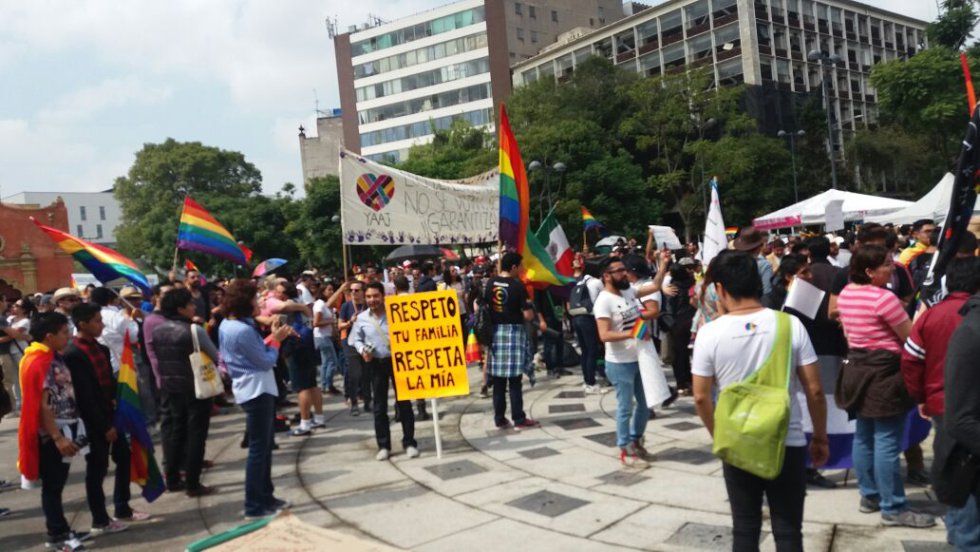 Marchan en México a favor y en contra del matrimonio igualitario