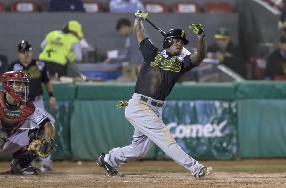 El bateador Nyjer Morgan durante el sexto juego de la Serie del Rey de la Liga Mexicana de Beisbol (LMB) entre Pericos de Puebla y Toros de Tijuana, realizado en el Estadio Gasmart El bateador Nyjer Morgan durante el sexto juego de la Serie del Rey de la Liga Mexicana de Beisbol (LMB) entre Pericos de Puebla y Toros de Tijuana, realizado en el Estadio Gasmart
