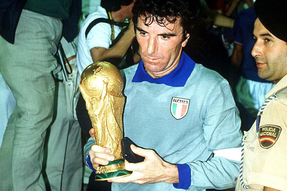 El portero italiano Dino Zoff dejó las canchas en 1983 a los 43 años de edad. Un año antes fue campeón del mundo en España