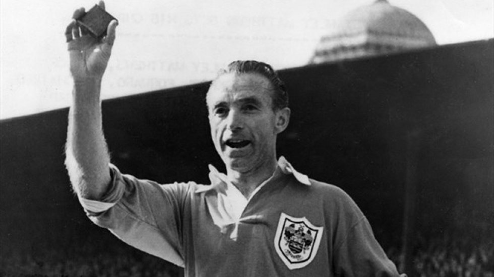 Mención especial en esta lista para Sir Stanley Mathhews, pues el inglés es el futbolista más veterano que ha pisado una cancha de futbol. Se retiró a los 51 años de edad en 1965, después de 30 años de trayectoria. Mención especial en esta lista para Sir Stanley Mathhews, pues el inglés es el futbolista más veterano que ha pisado una cancha de futbol. Se retiró a los 51 años de edad en 1965, después de 30 años de trayectoria.
