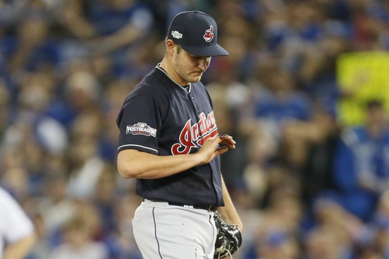 MLB: Lanzador de los Cleveland Indians se fracturó un dedo mientras se  cambiaba de ropa