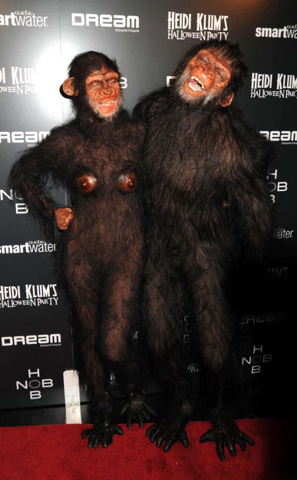 Junto a su ex esposo Seal, ambos como orangutanes