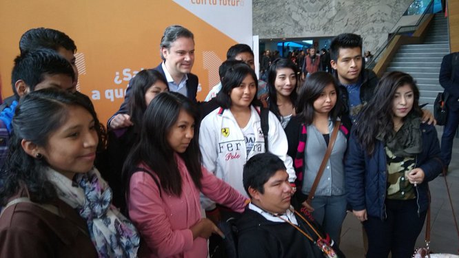 Aurelio Nuño con algunos jóvenes en el evento de "El País" Aurelio Nuño con algunos jóvenes en el evento de "El País"