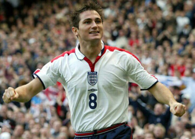 Lampard debutó con la Selección de Inglaterra en 1999. La imagen pertenece a la Eurocopa 2004, primer torneo internacional en el que Frank participó con el equipo de los tres leones. Lampard debutó con la Selección de Inglaterra en 1999. La imagen pertenece a la Eurocopa 2004, primer torneo internacional en el que Frank participó con el equipo de los tres leones.