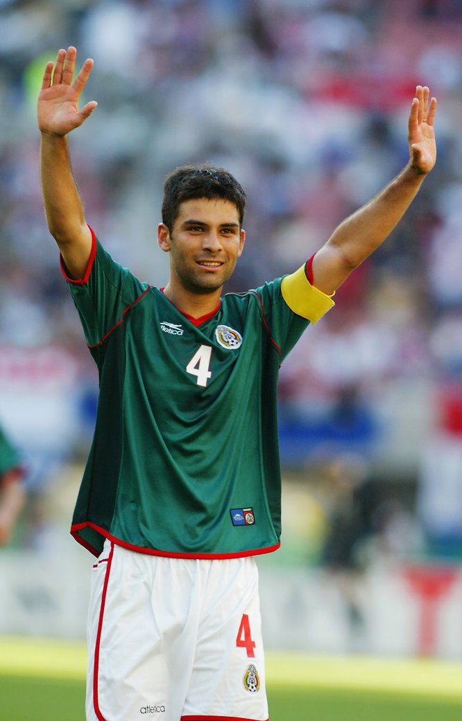 Rafa Márquez jugó su primer Mundial con el Tricolor en Corea-Japón 2002, evento en el que portó el brazalete de capitán Rafa Márquez jugó su primer Mundial con el Tricolor en Corea-Japón 2002, evento en el que portó el brazalete de capitán