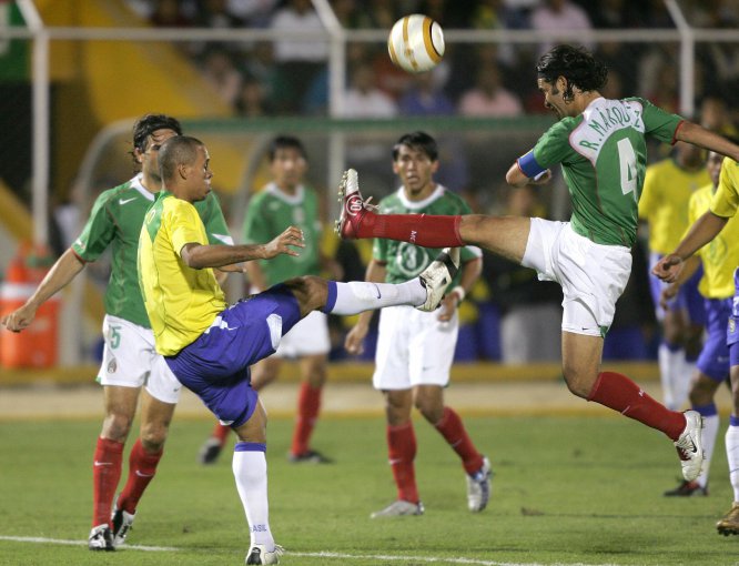 En la Copa América de Perú 2004, el nacido en Zamora, Michoacán también fue capitán del Tricolor, que fue eliminado en cuartos de final por Brasil tras un escandaloso 4-0 En la Copa América de Perú 2004, el nacido en Zamora, Michoacán también fue capitán del Tricolor, que fue eliminado en cuartos de final por Brasil tras un escandaloso 4-0