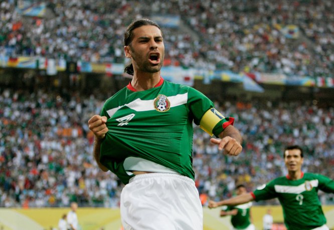 Rafa celebra el gol que le anotó a Argentina en los octavos de final de Alemania 2006, tanto que al final quedó para el anecdotario porque la Albiceleste eliminó al Tricolor por marcador de 2-1 en tiempos extra Rafa celebra el gol que le anotó a Argentina en los octavos de final de Alemania 2006, tanto que al final quedó para el anecdotario porque la Albiceleste eliminó al Tricolor por marcador de 2-1 en tiempos extra