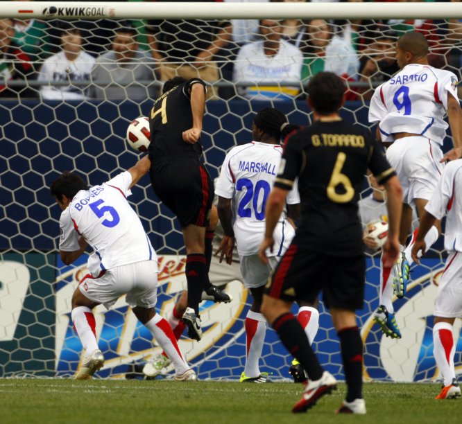 Rafa Márquez marcó el primero de los cuatro goles que México le anotó a Costa Rica en duelo de la primera fase de la Copa Oro 2011 Rafa Márquez marcó el primero de los cuatro goles que México le anotó a Costa Rica en duelo de la primera fase de la Copa Oro 2011