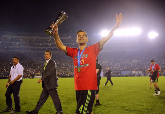 Rafa festeja el triunfo de México sobre Estados Unidos en la Copa Concacaf, que significó el pase a la Copa Confederaciones que se llevará a cabo en Rusia este año Rafa festeja el triunfo de México sobre Estados Unidos en la Copa Concacaf, que significó el pase a la Copa Confederaciones que se llevará a cabo en Rusia este año