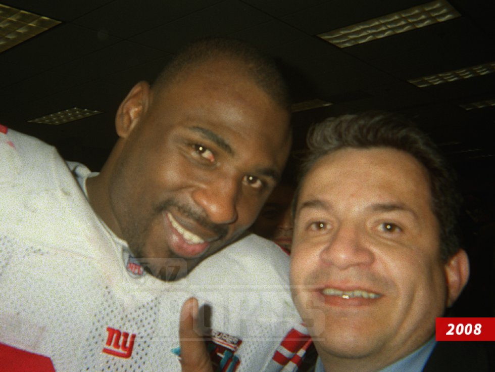 En el 2008, luego de que se realizara el Super Bowl XLII, el ex director de La Prensa también se fotografió con el corredor Brandon Jacobs.