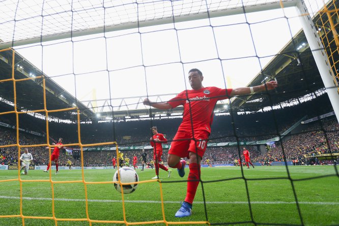 El mediocampista mexicano Marco Fabián anotó un golazo, mismo que desafortunadamente de poco sirvió ya que el Eintracht Frankfurt cayó por marcador de 3-1 ante el Borussia Dortmund en la Fecha 29 de la Bundesliga de Alemania. El mediocampista mexicano Marco Fabián anotó un golazo, mismo que desafortunadamente de poco sirvió ya que el Eintracht Frankfurt cayó por marcador de 3-1 ante el Borussia Dortmund en la Fecha 29 de la Bundesliga de Alemania.