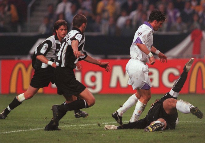 El yugoslavo Pedrag Mijatovic fue el autor del único gol de aquel partido en Holanda, tanto con el que el Real Madrid venció a la Juventus y se convirtió en monarca europeo por octava ocasión en su historia El yugoslavo Pedrag Mijatovic fue el autor del único gol de aquel partido en Holanda, tanto con el que el Real Madrid venció a la Juventus y se convirtió en monarca europeo por octava ocasión en su historia