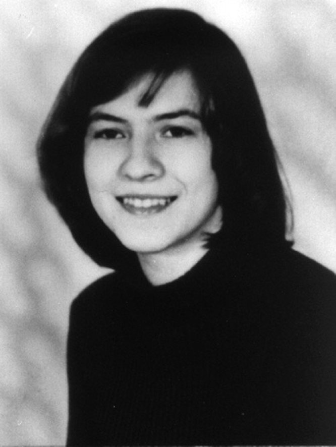 Una joven católica, de nombre Anneliese Michel, padecía de extraños ataques, siendo diagnosticada con epilepsia. Ella comenzó a ser intolerante a objetos y lugares religiosos como crucifijos e iglesias. Una joven católica, de nombre Anneliese Michel, padecía de extraños ataques, siendo diagnosticada con epilepsia. Ella comenzó a ser intolerante a objetos y lugares religiosos como crucifijos e iglesias.