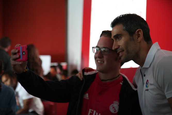 Un joven aficionado se tomó una selfie con el ex defensa español Fernando Sanz, quien militara en el Málaga y en el Real Madrid