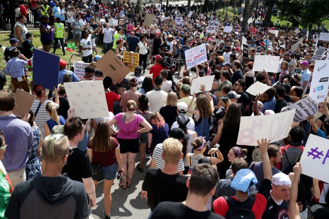 Miles de personas marchan contra el racismo en Boston