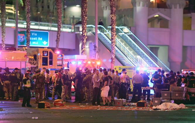 Durante la noche del domingo 1 de octubre se registró un tiroteo en las inmediaciones del hotel Mandalay Bay en la ciudad Las Vegas, donde se llevaba a cabo un concierto al aire libre. Hay 50 muertos y 200 heridos, de los cuales 14 se encuentran en estado crítico.   El agresor identificado como Stephen Paddock fue abatido por la policía.
