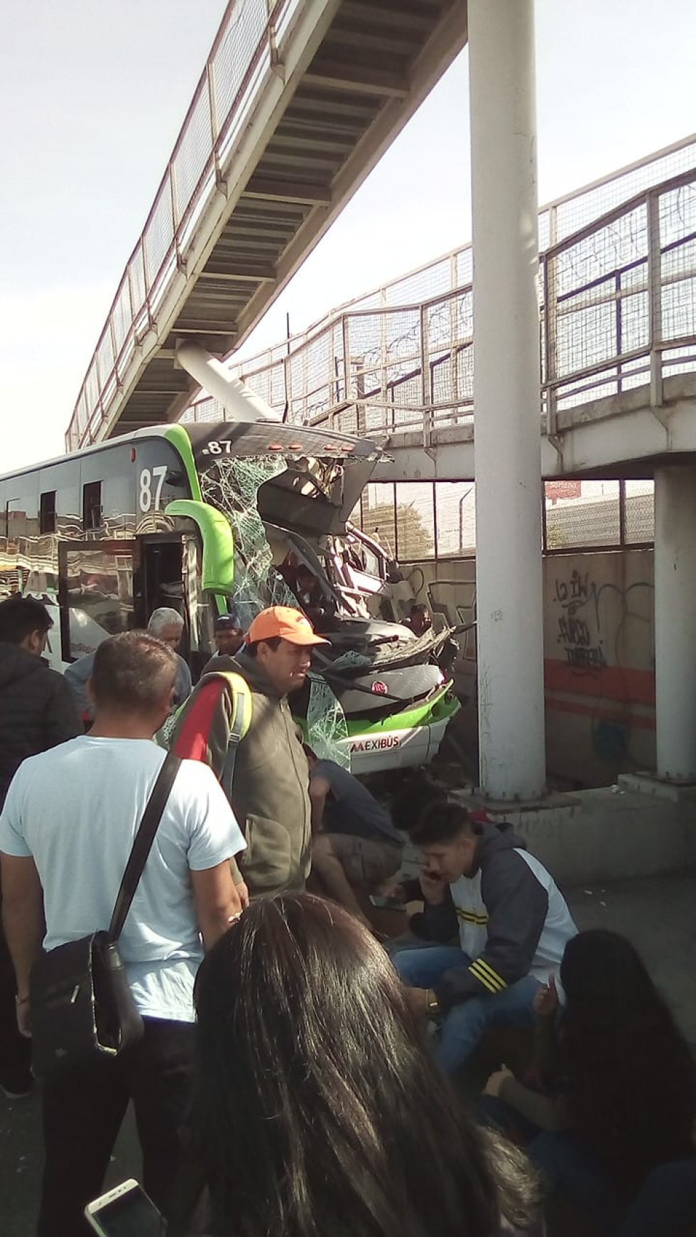 Se impacta Mexibus contra puente peatonal