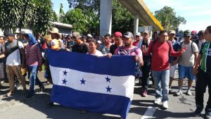 Tercera caravana avanza hacia Tapachula en Chiapas