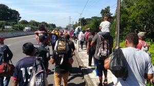 Tercera caravana avanza hacia Tapachula en Chiapas