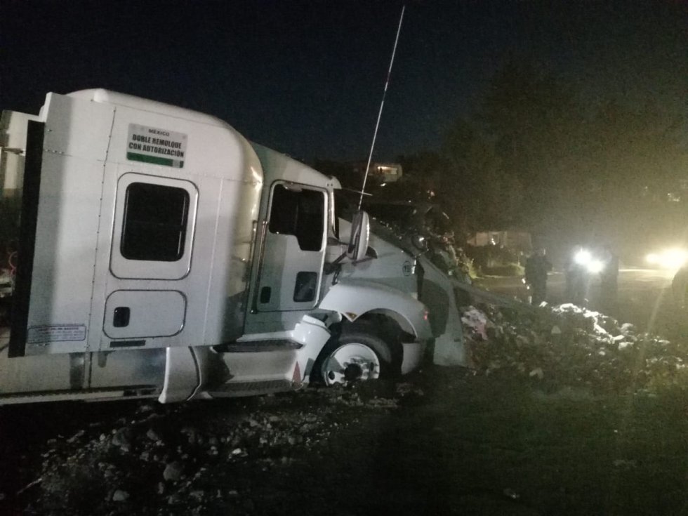 Un tráiler a exceso de velocidad se impactó contra varios vehículos provocando varios muertos y heridos