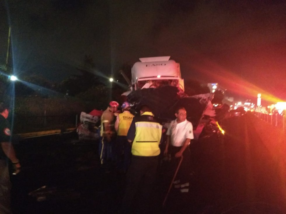 Tráiler se impacta contra varios vehículos en la México- Toluca