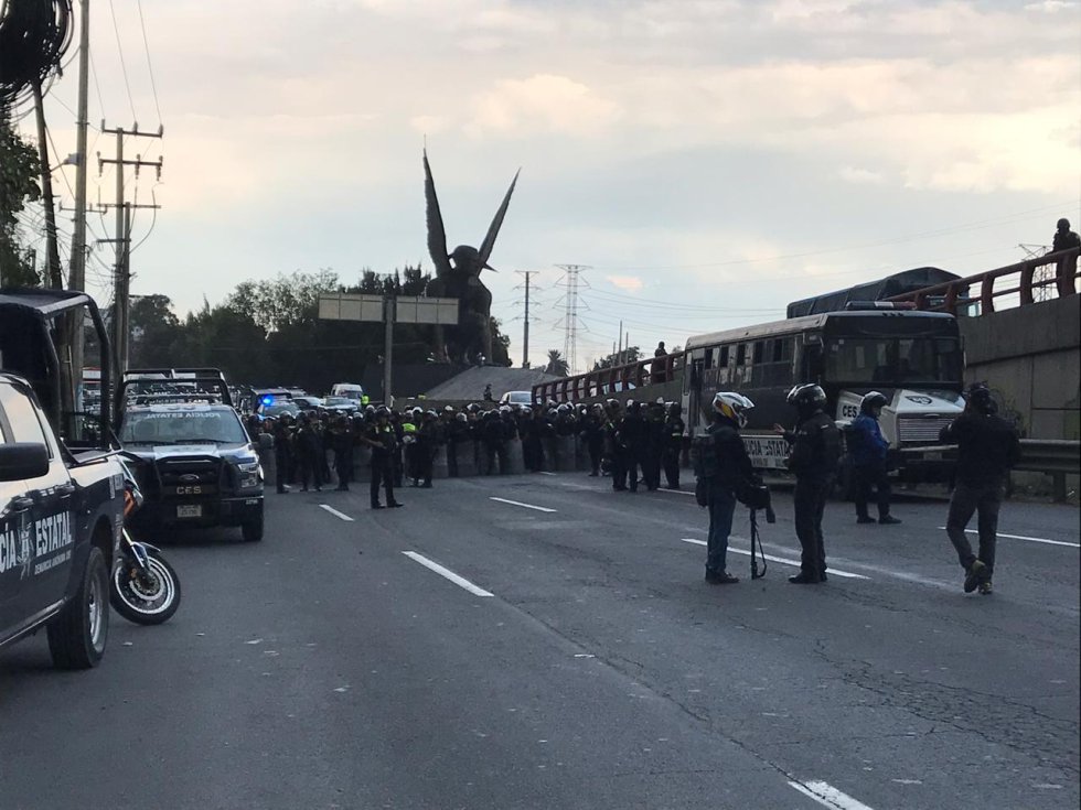Elementos de la policía estatal sobre la México-Pachuca al entronque con la vía Morelos  en espera de órdenes para desplazarse a la zona del bloqueo